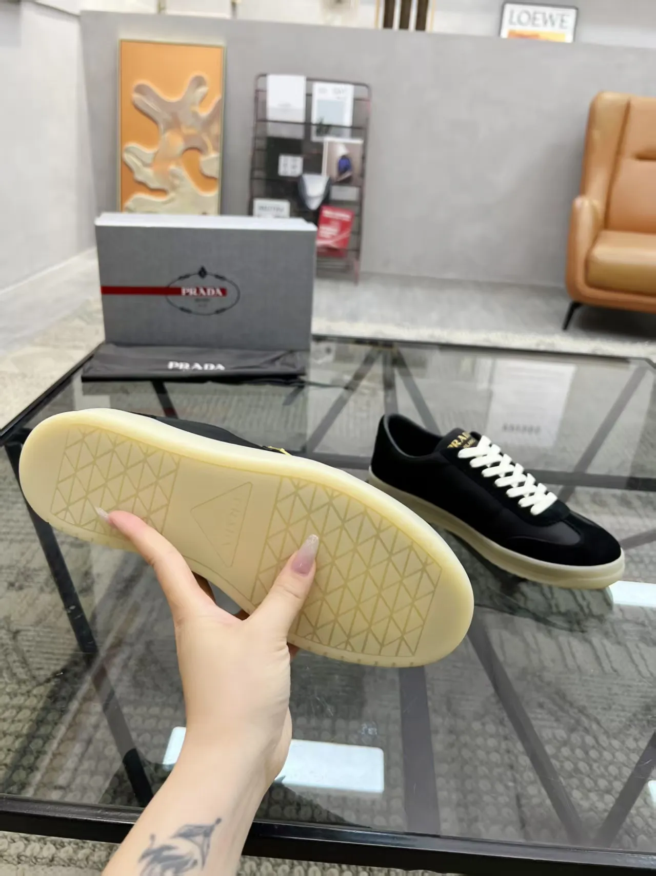 Factory P400💰Prada new men's genuine leather sports shoes, the highest version on the market, any comparison is welcome🆚! The original leather has excellent texture and is super high-end! Fetal sheep net lining imported from Italy, removable pad! Luxurious materials and fine workmanship, highly recommended! Code number: 38--45